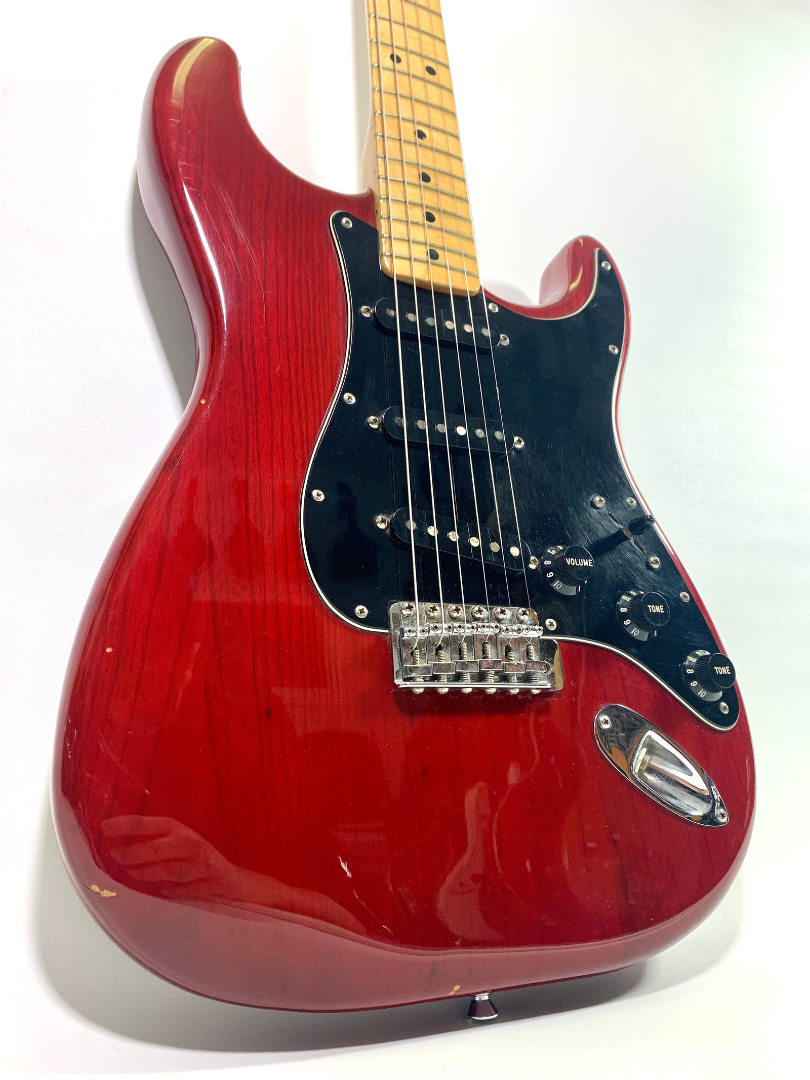 1979 Fender Stratocaster Translucid Red – L'instrumenterie