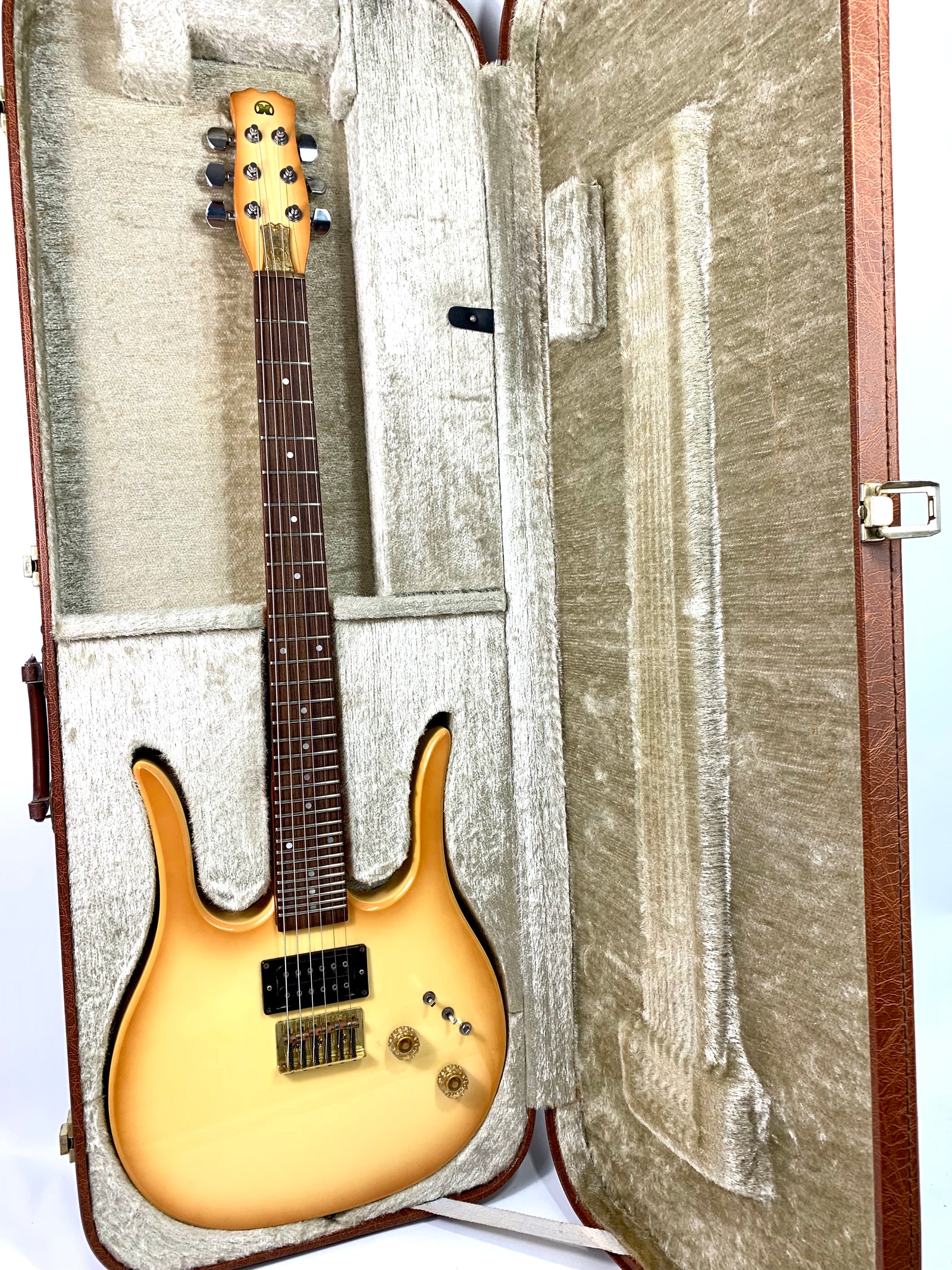 Hondo Longhorn (Danelectro Copy) 1970's – L'instrumenterie